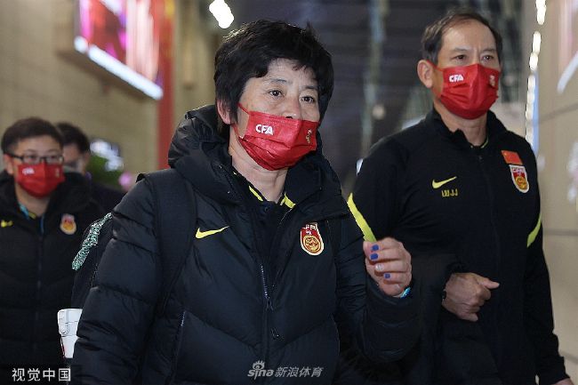 《地下室惊魂》是国内首部地下室题材的情爱悬疑惊悚片子。故事产生在一时尚现代感的别墅地下室，好奇心极重的收集小说作家那远（何杜娟 饰）与网名为“年夜风”的性情内向，不善表达的IT精英王东（余少群 饰）了解于收集。为了寻觅创作灵感，她应邀住进了王店主的地下室。进住后，却发现王东有分歧的人格状况。那远和她的疯狂热忱粉丝严鹏（周子扬 饰）起头寻根究底，一路让人不测的事务终究浮出水面。而随后又产生了一系列可骇悬疑又一波三折的奇特事务。网名叫“年夜风”这小我究竟是谁？喷鼻港富二代为什么动辄投以重金在王店主四周扎营扎寨，他对女主角那远有甚么诡计？片中三男一女在地下室是情爱仍是情欲？别墅和地下室事实躲着甚么不成告人的奥秘？